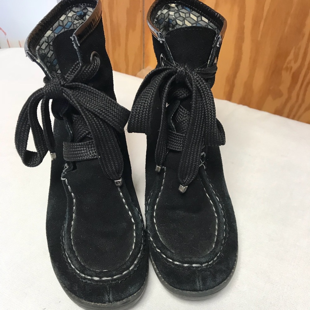 R2 Black lace up boots